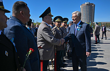 Президент Токаев поздравил ветеранов с Днём Победы