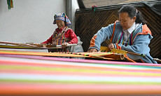 Возрождение ткачества помогло народности дулун выйти из бедности Возрождение ткачества помогло народности дулун выйти из бедности