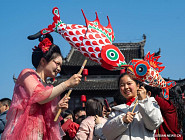 В Китае на улицах городов проходят новогодние народные гулянья В Китае на улицах городов проходят новогодние народные гулянья