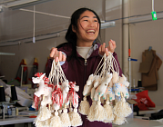 В Юньнани традиционная вышивка приносит доход на зодиакальных игрушках