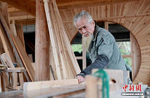 76-летний мастер из Гуанси построил 3-х этажный деревянный дом без единого гвоздя