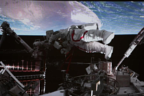 Экипаж «Шэньчжоу-21» успешно провёл первый выход в открытый космос