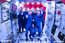 Космонавты "Шэньчжоу-16" вошли в основной модуль космической станции