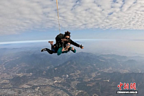 Парашютные прыжки Цзяньдэ бьют рекорды популярности