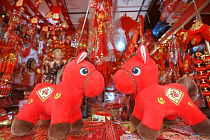 Новый год и праздник Весны близко: на китайских рынках поялвяются изображения и фигурки лошадей
