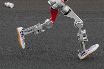 Человекоподобные бегуны: в Пекине стартовали роботы в крупнейшем в мире полумарафоне