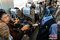 В скоростных поездах Чжэцзяна начал работать робот-проводник