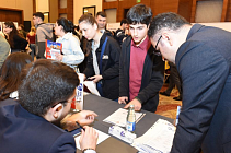 Баку: Китайский стенд в центре внимания азербайджанских школьников Баку: Китайский стенд в центре внимания азербайджанских школьников